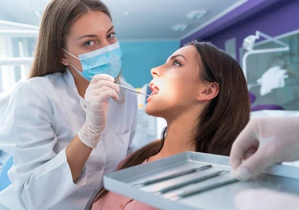 Doctor Hablando Con Paciente Concepto Dentista — Foto de Stock