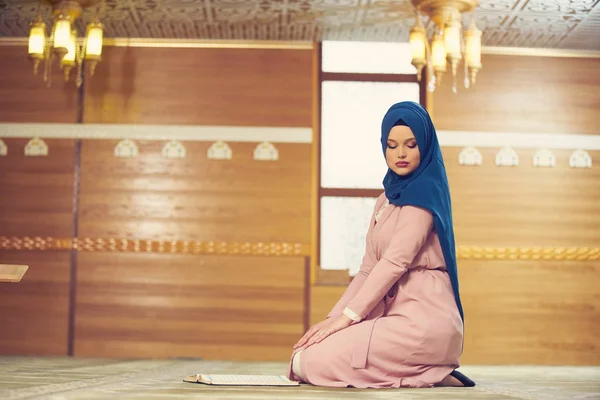 Wanita Muslim Muda Berdoa Masjid — Stok Foto