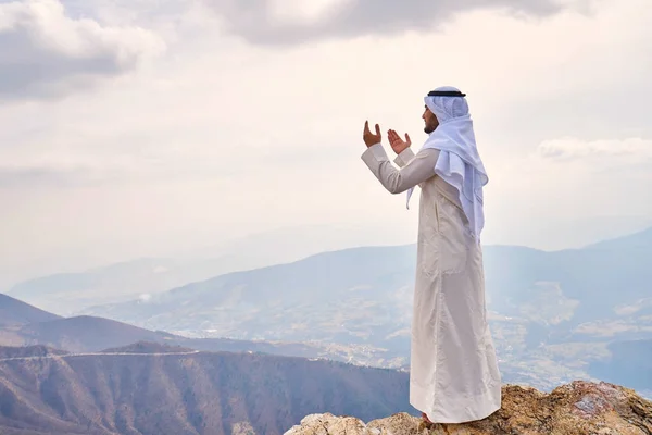 Hombre Iislámico Rezando Montaña —  Fotos de Stock