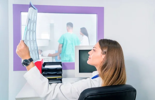 Selbstbewusster Angenehmer Arzt Der Mit Mri Scan Ergebnissen Arbeitet — Stockfoto