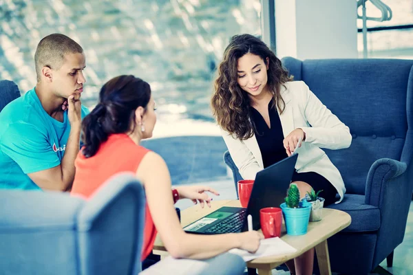 Start Unternehmensgruppe Arbeitet Täglich Modernen Coworking Büroflächen — Stockfoto