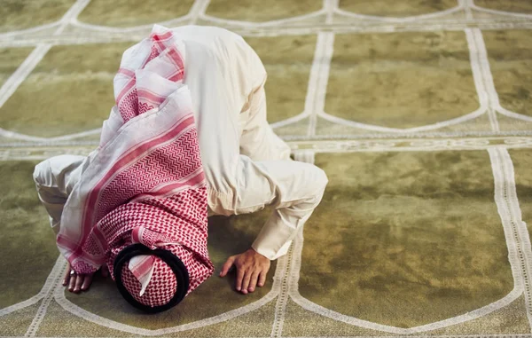 Religioso Muçulmano Homem Orando Dentro Mesquita — Fotografia de Stock