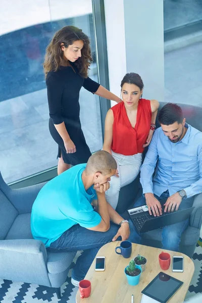 Girişimci iş adamları modern ofiste her gün çalışıyorlar.