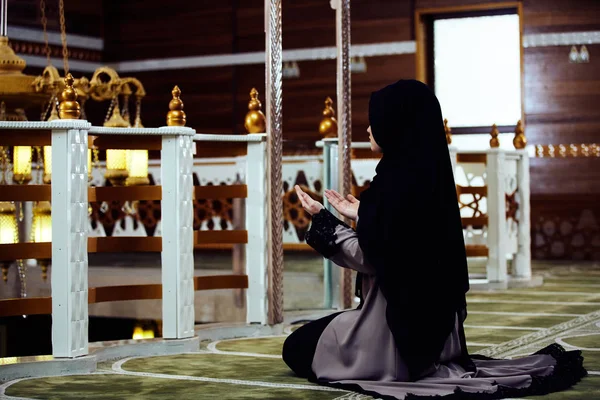Mujer Musulmana Joven Rezando Mezquita — Foto de Stock
