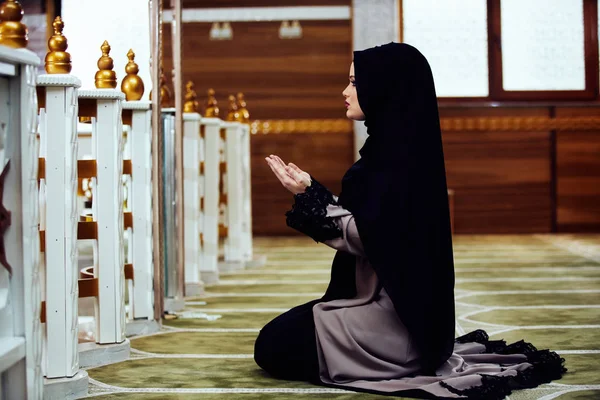 Camide Namaz kılan Genç Müslüman Kadın