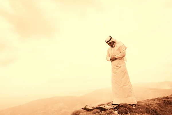 Man Van Iislamic Bidden Berg — Stockfoto