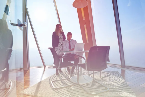 Företagare Med Laptop Konferensbord — Stockfoto