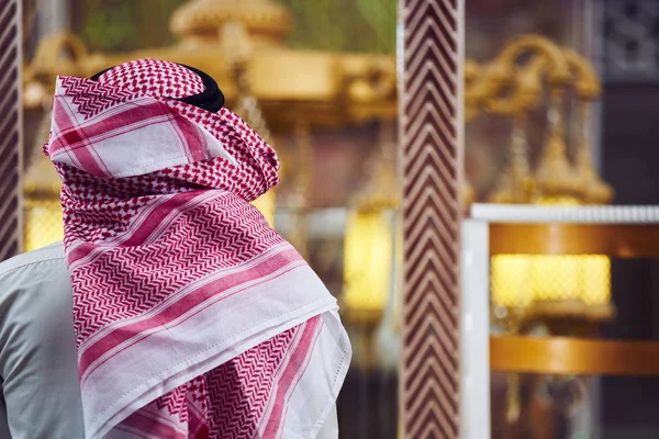 Dindar Müslüman adam caminin içinde dua ediyor.