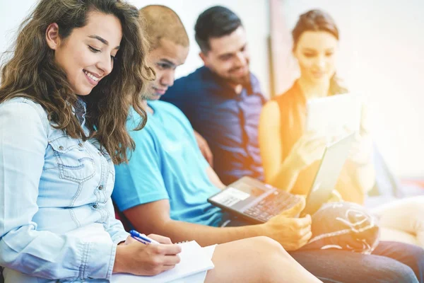 Başlangıç iş adamları grup çalışma günlük iş modern adlı ofis coworking