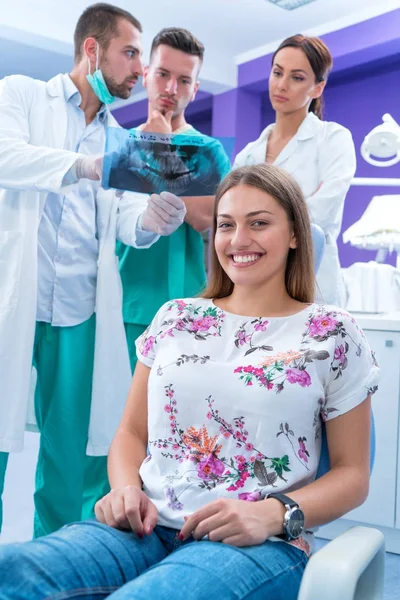 Dentista Mostra Paciente Raio Dos Dentes Escritório Moderno — Fotografia de Stock