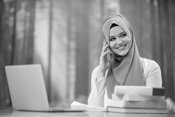 Vacker Kvinna Bära Hijab Framför Laptop Sök Och Studera — Stockfoto
