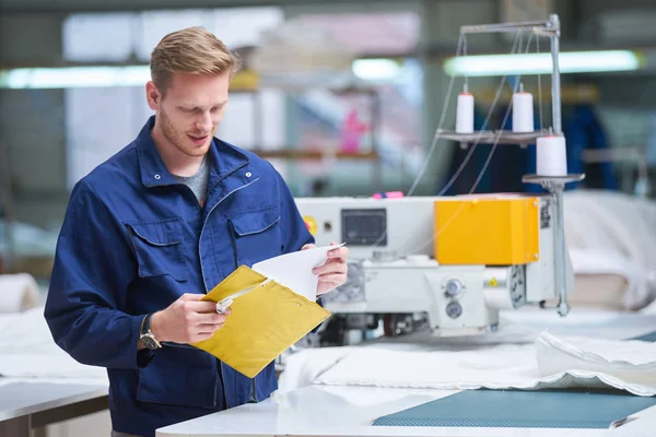 Arbetare Skyddskläder Fabrik Med Hjälp Maskin — Stockfoto