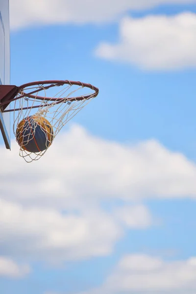 Bola Basket Melayang Bawah Sinar Matahari Dan Langit — Stok Foto