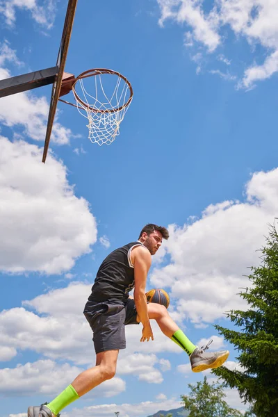 Pemain Basket Dalam Aksi Terbang Tinggi Dan Mencetak Angka — Stok Foto