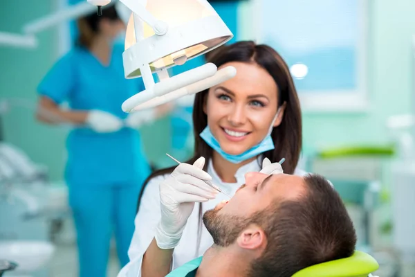 의사는 치과에서 환자의 — 스톡 사진