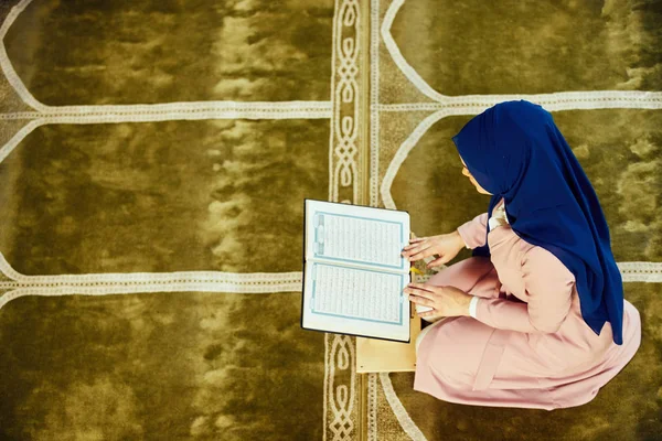 Camide Namaz kılan Genç Müslüman Kadın