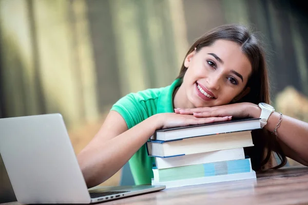 Jonge Vrouw Met Laptop Smartphone Mooie Student Meisje Die Laptop — Stockfoto