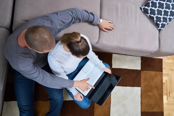 onların yeni bir daire katta oturan genç bir çift