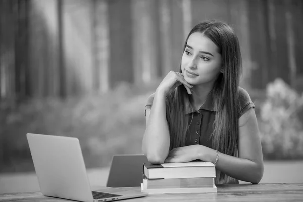 Mladá Žena Pomocí Přenosného Počítače Chytrého Telefonu Krásná Studentka Pracovat — Stock fotografie