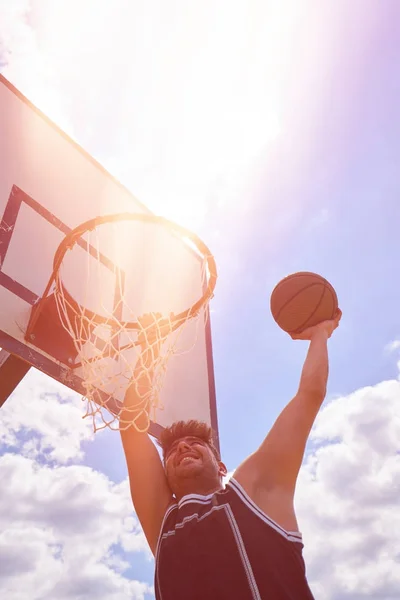 行动飞得很高和得分的篮球运动员 — 图库照片