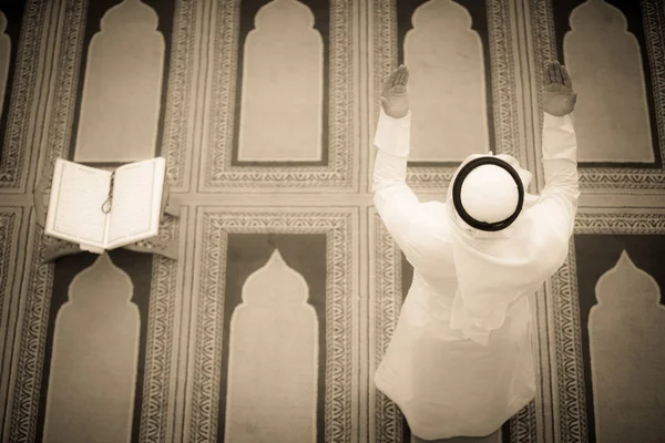 Religioso Muçulmano Homem Orando Dentro Mesquita — Fotografia de Stock