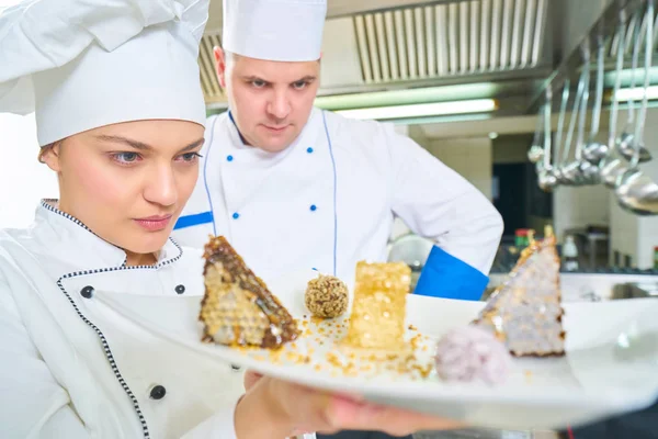Bolo Placa Cozinha Branca Bolo Mel Preparado Pelo Chef Sobremesa — Fotografia de Stock
