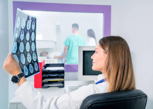 Kendine güvenen hoş doktor MRI tarama sonuçlar ile çalışma