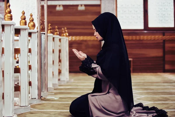 Jovem Mulher Muçulmana Orando Mesquita — Fotografia de Stock