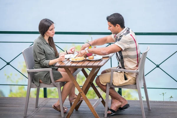 良い若いヒスパニックのカップルを探して昼食を食べて 海を楽しんで見るロマンチックな日付の間にビーチで — ストック写真