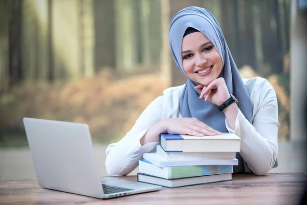 Vacker Kvinna Bär Hijab Framför Laptop Sök Och Gör Kontorsarbete — Stockfoto