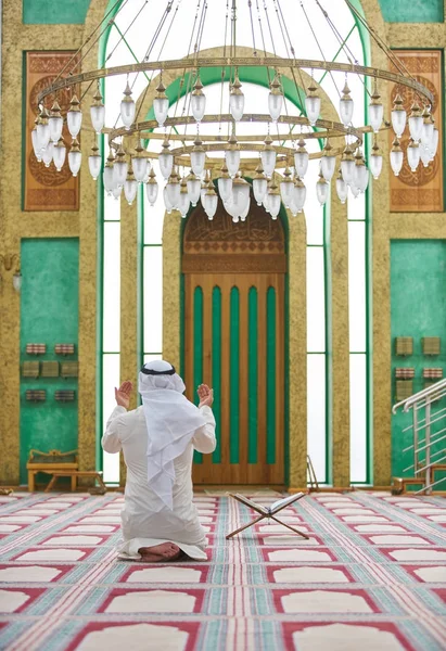 Vallásos Muszlim Férfi Imádkozik Mecsetben — Stock Fotó