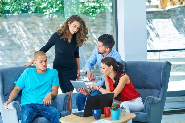 Girişimci iş adamları modern ofiste her gün çalışıyorlar.