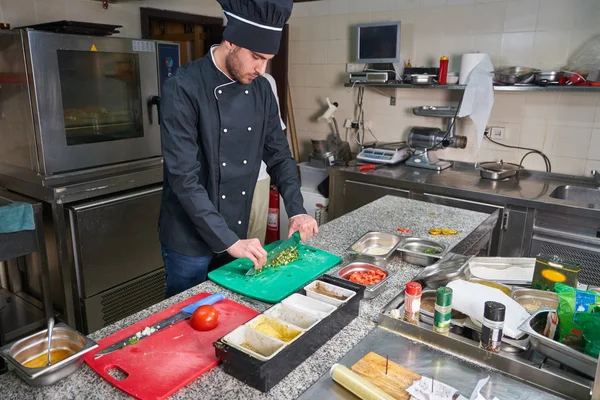 Chef Kok Beregening Specerijen Schotel Commerciële Keuken — Stockfoto