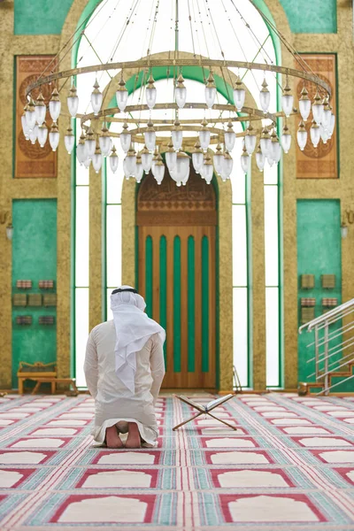 Religioso Muçulmano Homem Orando Dentro Mesquita — Fotografia de Stock