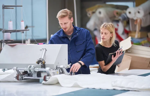 Näherin Wird Einer Maschine Einer Textilfabrik Neu Zugewiesen Der Vorarbeiter — Stockfoto