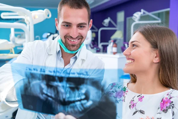 Dentista Mostra Paciente Raio Dos Dentes Escritório Moderno — Fotografia de Stock