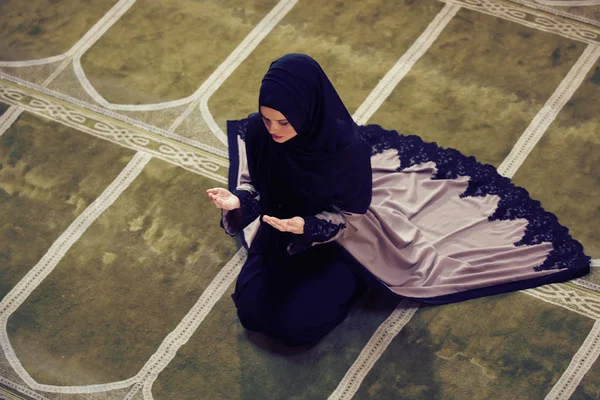 Wanita Muslim Muda Berdoa Masjid — Stok Foto