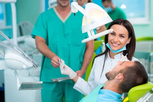 牙医检查病人的牙的牙医 — 图库照片