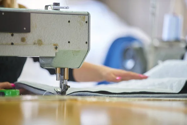 Costurera Trabajadora Una Fábrica Que Cose Con Una Máquina Coser — Foto de Stock