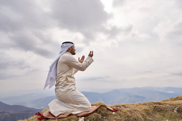 Homme Islamique Priant Sur Montagne — Photo