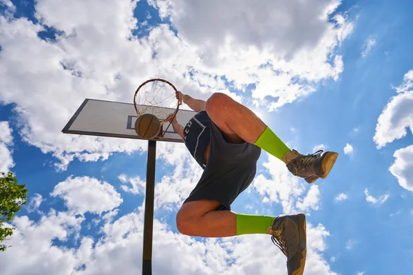 basketbolcu yüksekten uçuyor ve puanlama eylem
