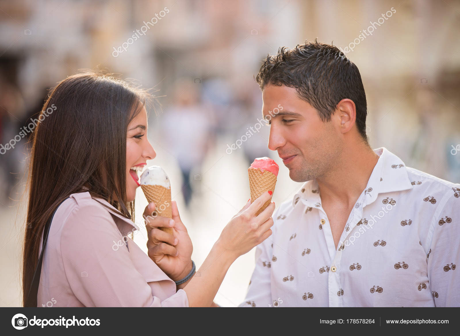 Pareja comiendo un helado fotos de stock, imágenes de Pareja comiendo un helado sin royalties | Depositphotos Pareja comiendo un helado fotos de stock, imágenes de Pareja comiendo un helado sin royalties | Depositphotos