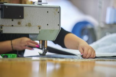 Terzi veya fabrika dikiş bir sanayi dikiş makinesi ile işçi, çok doğru olduğunu