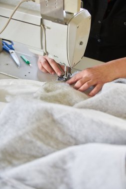 Terzi veya fabrika dikiş bir sanayi dikiş makinesi ile işçi, çok doğru olduğunu