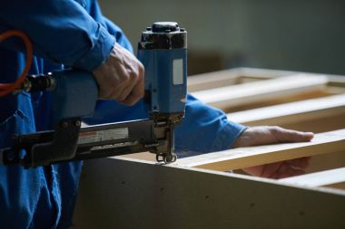 Genç bir erkek işçi işe bir fabrikada mobilya imalatı için
