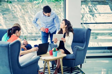 Başlangıç iş adamları grup çalışma günlük iş modern adlı ofis coworking