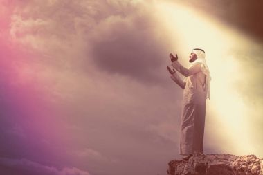 Dağlarda dua iislamic adam.