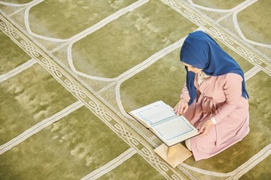 Camide Namaz kılan Genç Müslüman Kadın