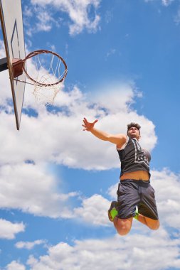 basketbolcu yüksekten uçuyor ve puanlama eylem