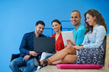 Girişimci iş adamları modern ofiste her gün çalışıyorlar.